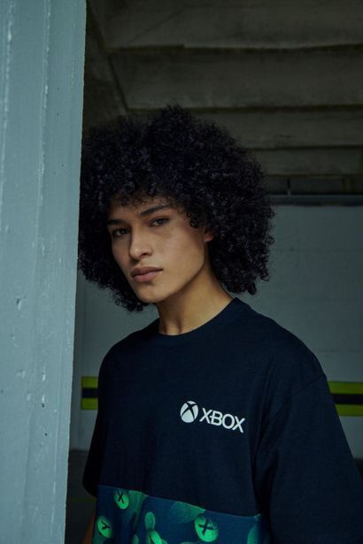 Koaj Camiseta cuello redondo negra con diseños de xbox estampados oferta