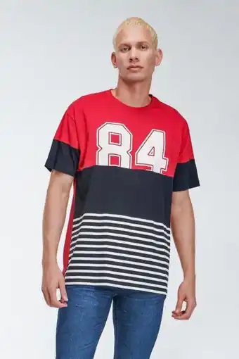 Koaj Camiseta manga corta estampada, con bloques en color en contraste y estampado collage sobre el frente. oferta