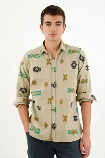 Tennis Camisa tipo chaqueta café para hombre oferta