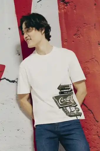 Koaj Camiseta crema clara con estampado de coca-cola y manga corta oferta