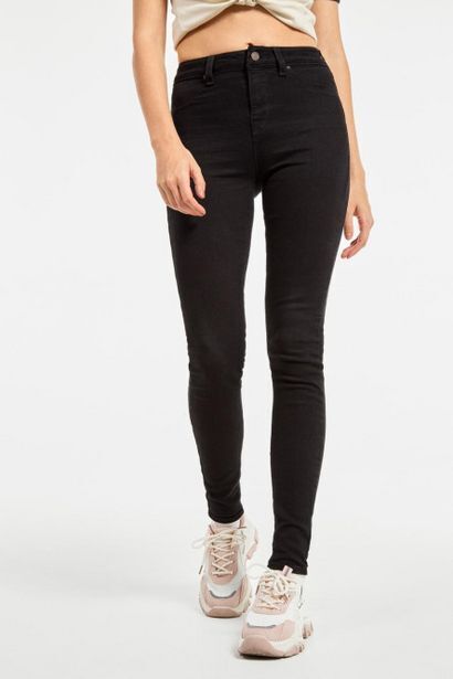 Koaj Jean negro tipo jegging con 5 bolsillos y tiro alto oferta