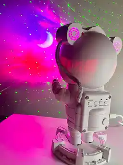 Falabella Astronauta 2 En 1 Parlante Bluetooth Y Proyector oferta