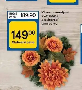 Tesco Věnec s umělými květinami s dekorací nabídka