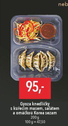 Gyoza knedlíčky s kuřecím masem, salátem a omáčkou korea sezam