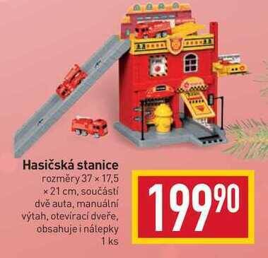 Billa Hasičská stanice rozměry 37 x 17,5 x 21 cm, součástí dvě auta, manuální výtah, otevírací dveře, obsahuje i nálepky 1 ks nabídka