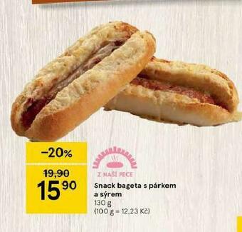 Snack bageta s párkem a sýrem