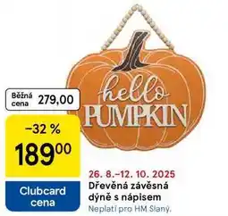 Tesco Dřevěná závěsná dýně s nápisem nabídka