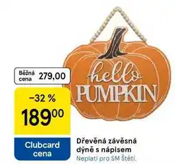 Tesco Dřevěná závěsná dýně s nápisem nabídka