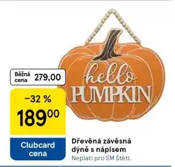 Tesco Dřevěná závěsná dýně s nápisem nabídka