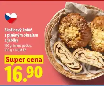 Skořicový koláč s plněným okrajem a jablky