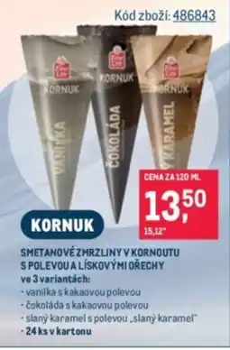 Makro Smetanové zmrzliny v kornoutu spolevou a lískovými ořechy nabídka