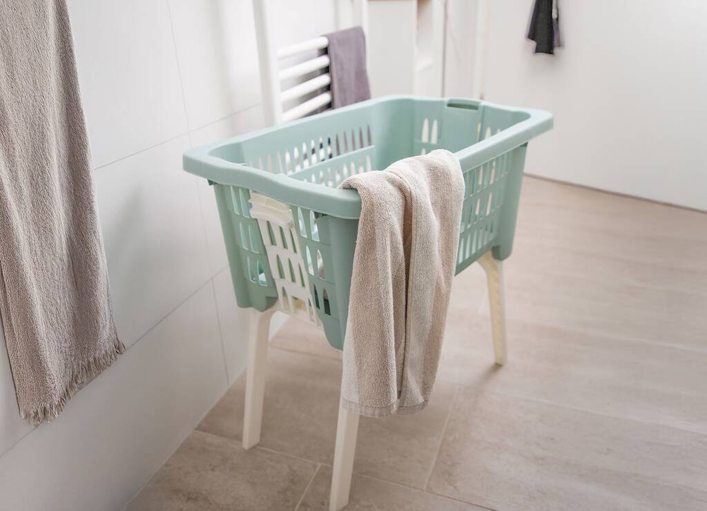Wäschekorb mit ausklappbaren beinen 59x39x58cm Angebot bei Thomas Philipps