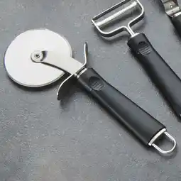 NKD Pizzaschneider mit extrascharfem schneiderad, ø ca. 7 cm, länge ca. 21 cm Angebot