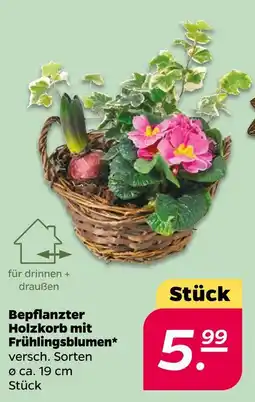 NETTO Bepflanzter holzkorb mit frühlingsblumen Angebot