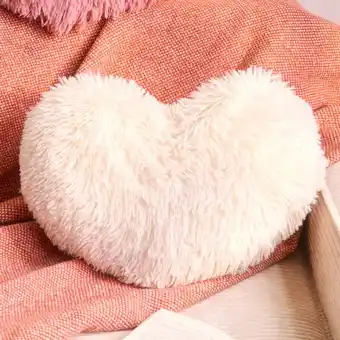 NKD Deko-Plüschkissen in Herzform Angebot