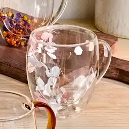 NKD Doppelwand-Glastasse mit Trockenblumen , ca. 300 ml Angebot