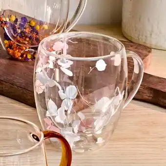NKD Doppelwand-Glastasse mit Trockenblumen , ca. 300 ml Angebot