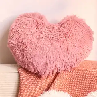 NKD Deko-Plüschkissen in Herzform Angebot