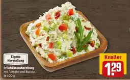REWE Frischkäsezubereitung mit Tomate und Rucola, je 100 g Angebot