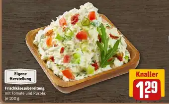 REWE Frischkäsezubereitung mit Tomate und Rucola, je 100 g Angebot