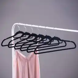 NKD Velvet-Kleiderbügel mit Hosensteg, 6er-Pack Angebot