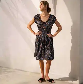 NKD Damen-Kleid mit V-Ausschnitt und gesmokter Taille Angebot
