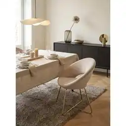 Netto Marken-Discount Esszimmerstuhl aus Samt Beige mit goldfarbenem Metallgestell Angebot