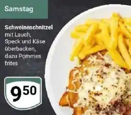 Globus Schweineschnitzel mit Lauch, Speck und Käse überbacken, dazu Pommes frites Angebot