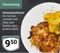 Globus Schweineschnitzel mit Schmorzwiebeln und Käse überbacken, dazu Bratkartoffeln Angebot