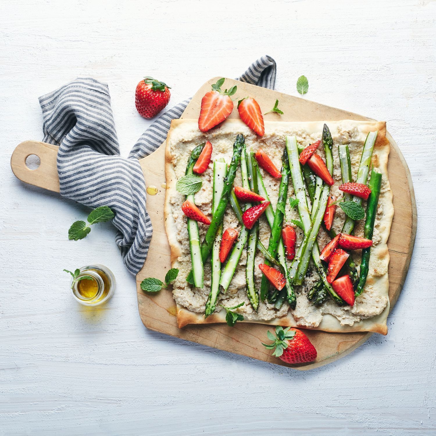 Veganer Flammkuchen mit Cashewcreme, Spargel und Erdbeeren Angebot bei