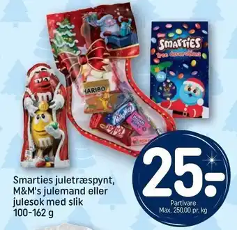 REMA 1000 Smarties juletræspynt, m&m's julemand el. julesok med slik tilbud