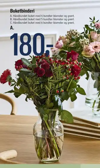 Håndbundet buket med 4 bundter blomster og grønt
