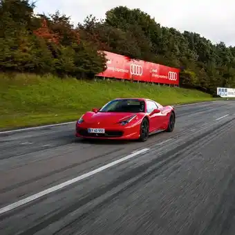Kør ferrari på bane