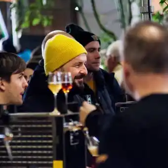Ølsmagning hos mikkeller baghaven i kobenhavn