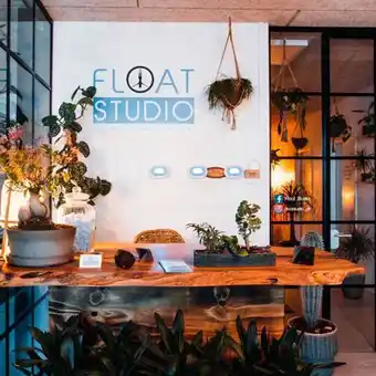 Floating hos float studio