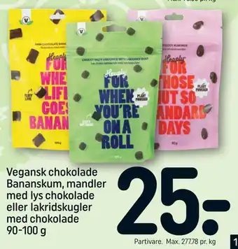 Vegansk chokolade bananskum, mandler med lys chokolade eller lakridskugler med chokolade
