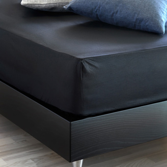 Drømmeland Faconlagen 140x200x20 sort - 100% bomuldssatin - unikka by drømmeland tilbud