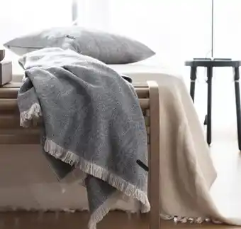 Sportigan Andersen Furniture Twill Weave Pude Og Plaid tilbud
