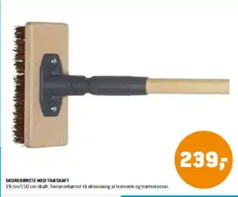 SKUREBØRSTE MED TRÆESKAFT