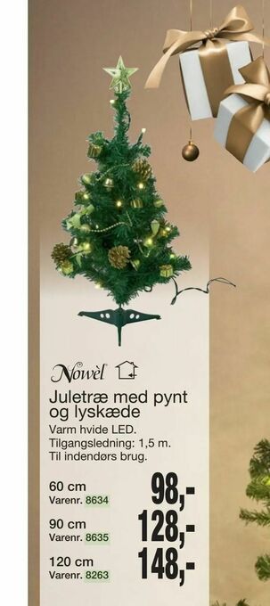 Juletræ med pynt og lyskæde