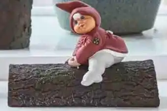 Esther På Træstamme 12 cm