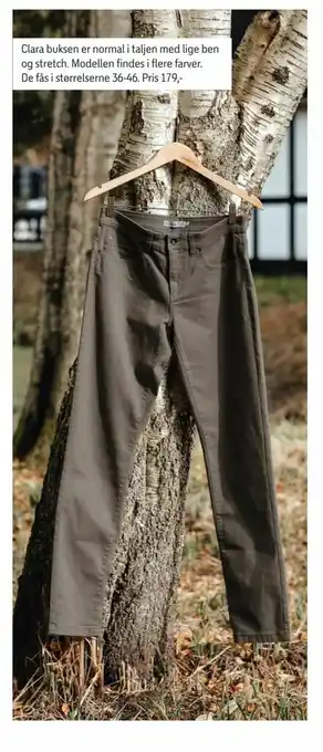 Føtex Clara buksen er normal i taljen med lige ben og stretch. Modellen findes i flere farver. tilbud