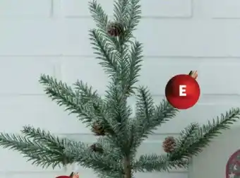 Kunstigt juletræ med kogler