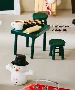 Føtex Træbord med 2 stole, DKK 40 tilbud