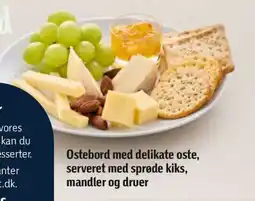 Føtex Ostebord med delikate oste, serveret med sprøde kiks, mandler og druer tilbud