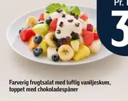 Føtex Farverig frugtsalat med luftig vaniljeskum, toppet med chokoladespåner tilbud