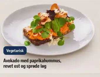 Vegetarisk Avokado med paprikahummus, revet ost og sprøde løg