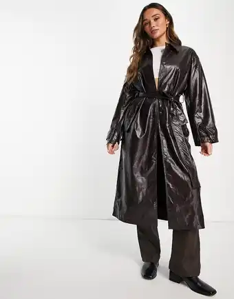 ASOS DESIGN - Mørkerød trenchcoat i krøllet imiteret læder