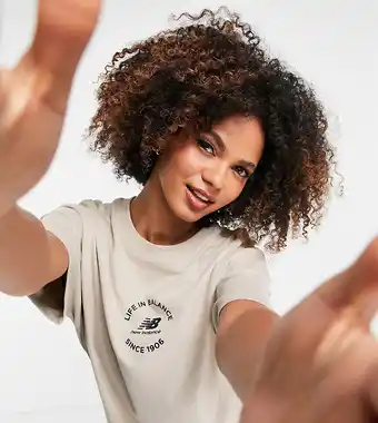Asos New Balance - Life In Balance - Sandfarvet T-shirt-Neutral tilbud