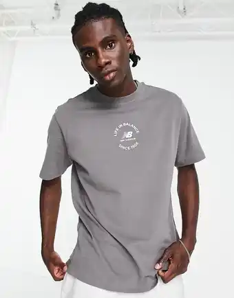 Asos New Balance - Life In Balance - Grålilla T-shirt tilbud